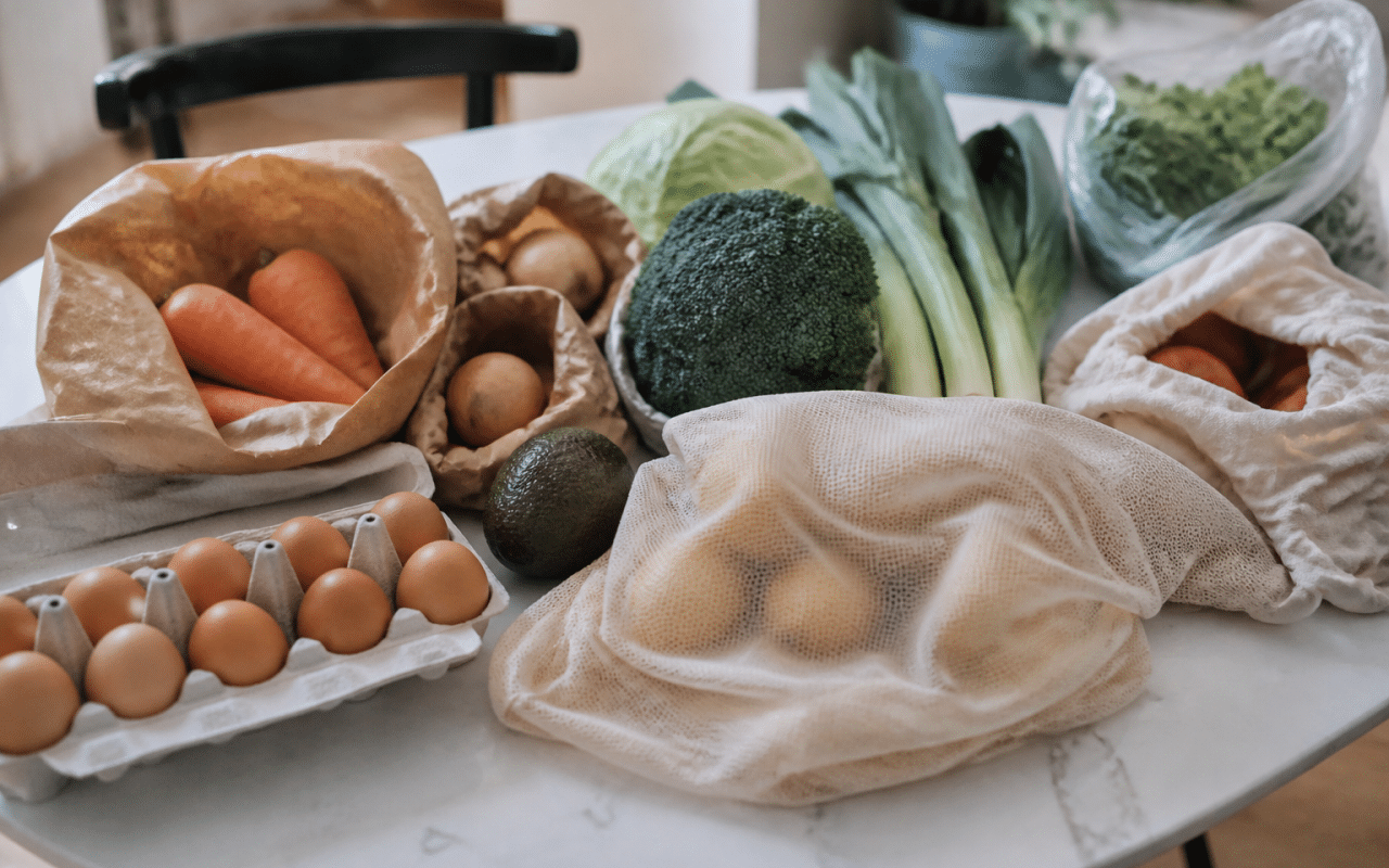 Ingredients et provisions alimentaires disposees sur table blanche.