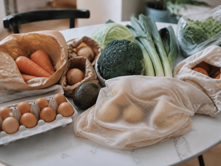 Ingredients et provisions alimentaires disposees sur table blanche.