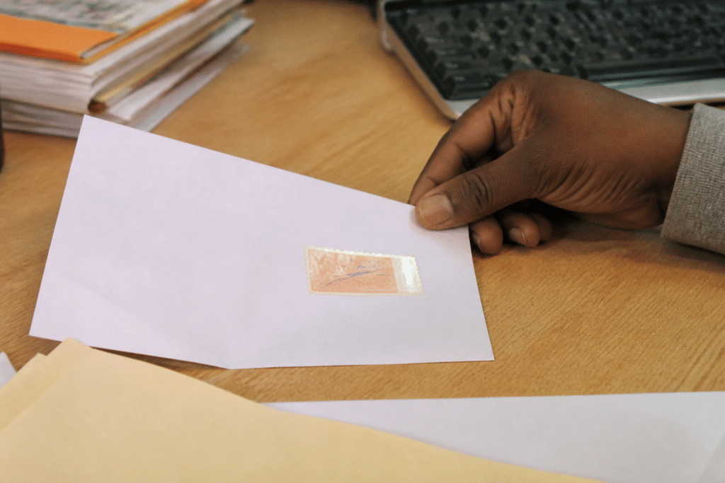 Lettre officielle avec tampon fiscal sur bureau administratif