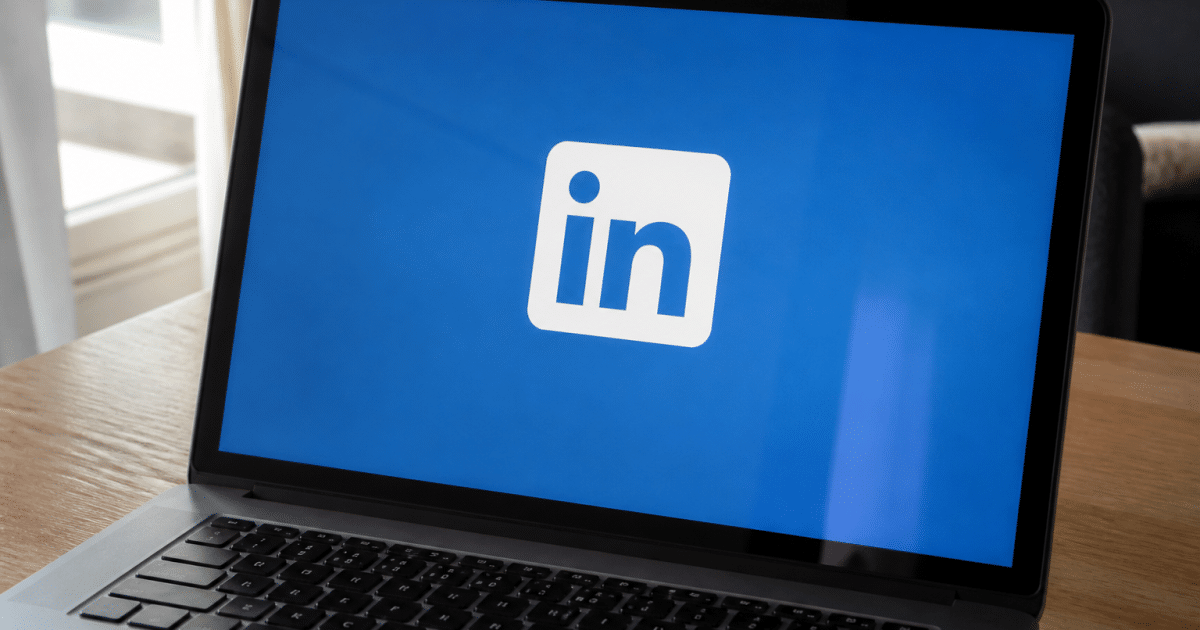 Logo LinkedIn affiche sur ecran d'ordinateur portable