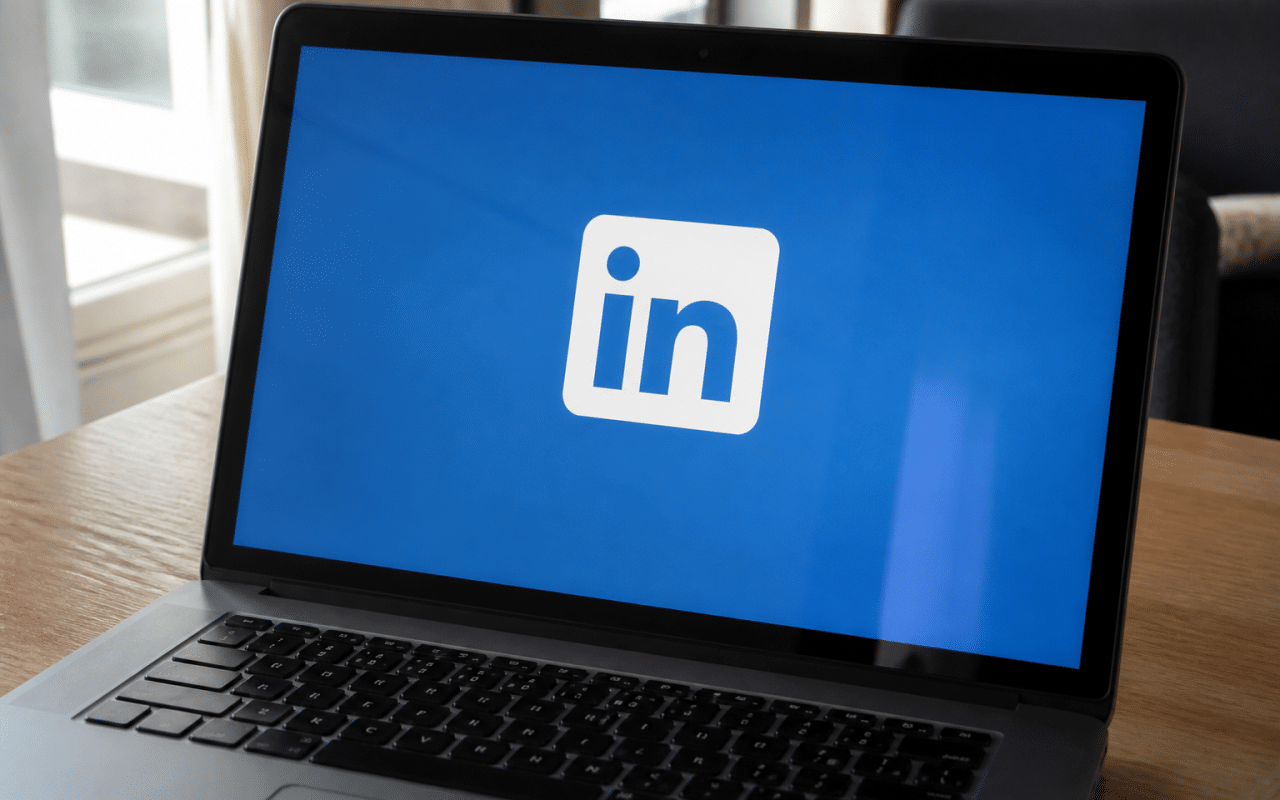 Logo LinkedIn affiche sur ecran d'ordinateur portable