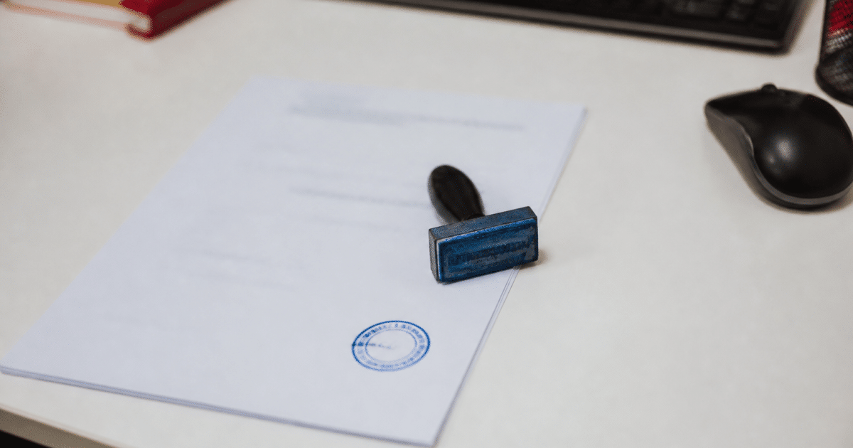 Document officiel avec tampon administratif sur bureau blanc