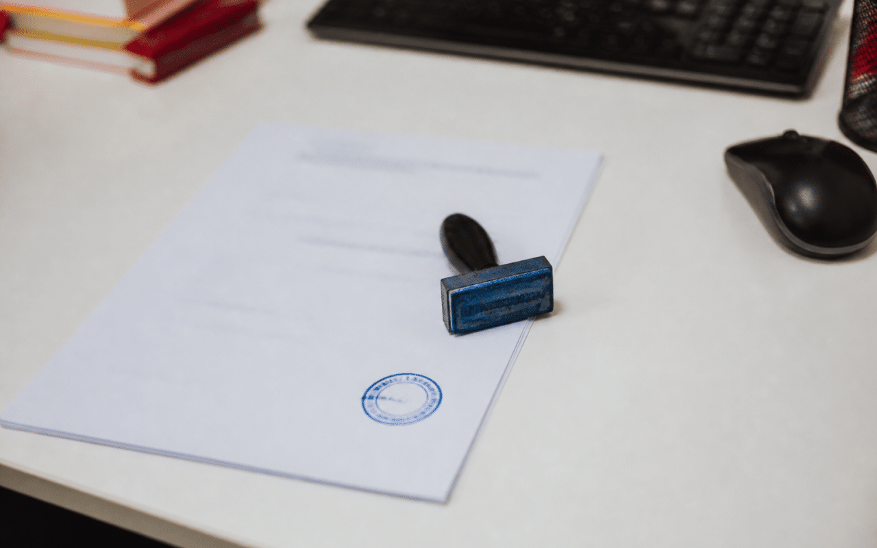 Document officiel avec tampon administratif sur bureau blanc