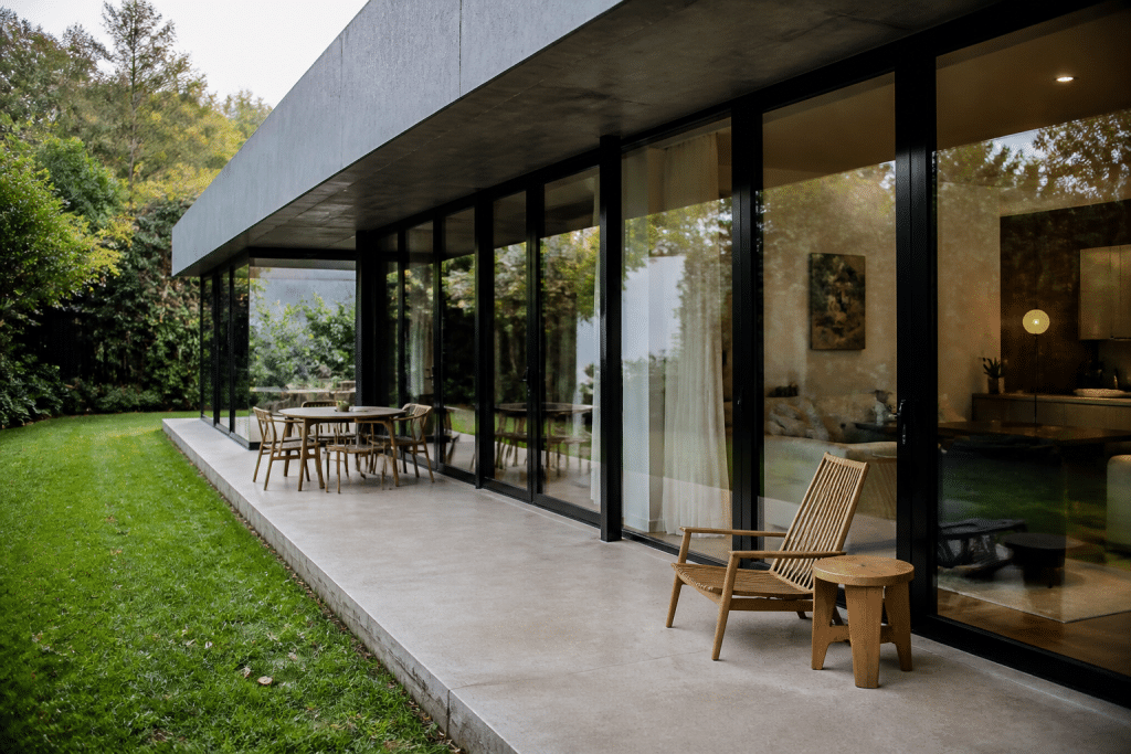Maison moderne aux lignes épurées avec baies vitrées
