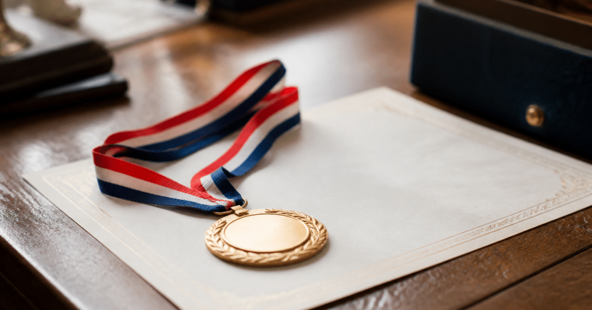 Medaille doree avec ruban tricolore sur document officiel