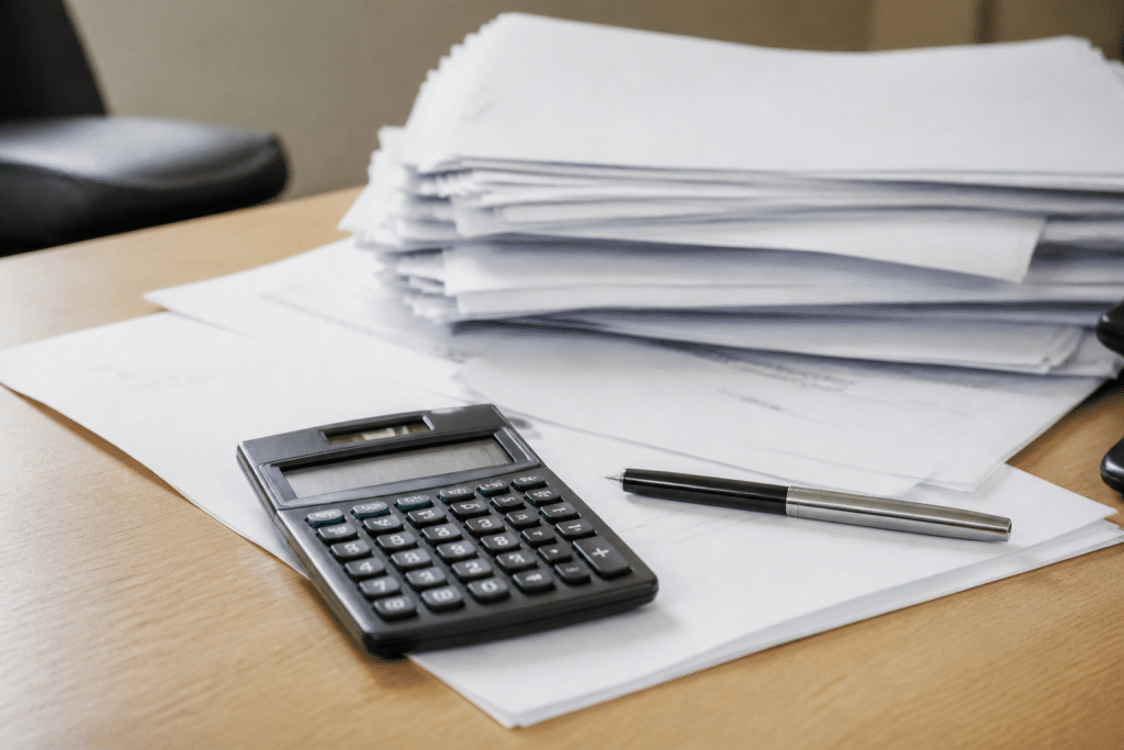 Documents contrats avec stylo et calculatrice sur bureau