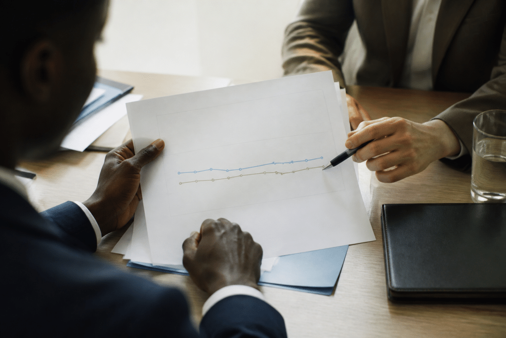 Documents de negociation avec courbes de salaires stagnantes affichees