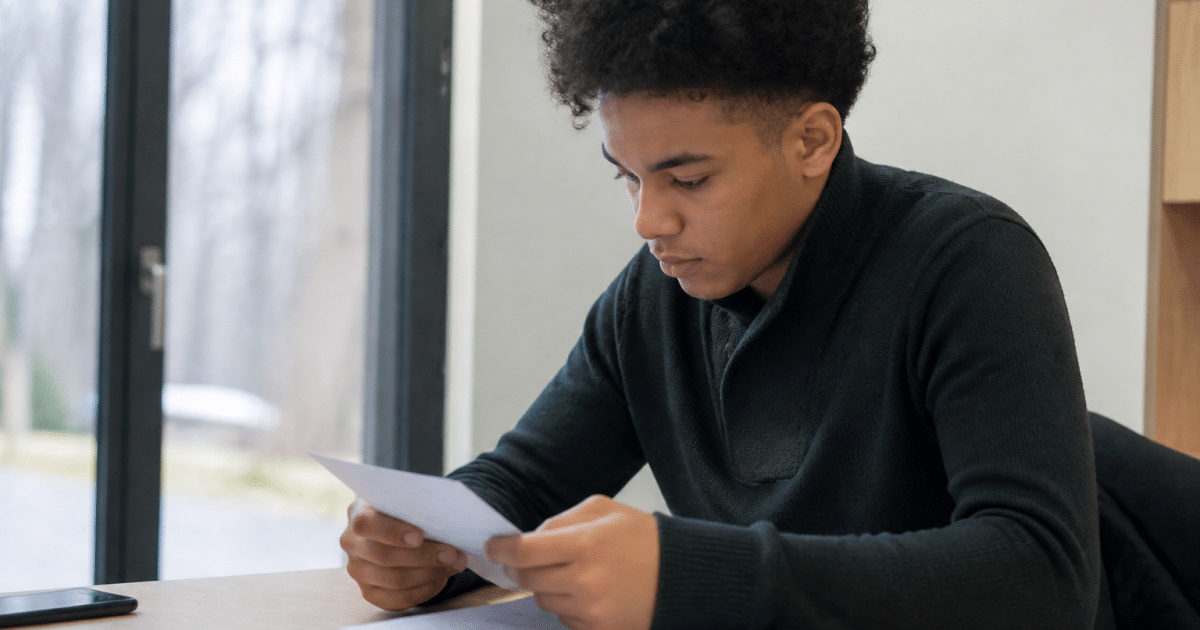 Adolescent tenant document administratif devant formulaire NIF