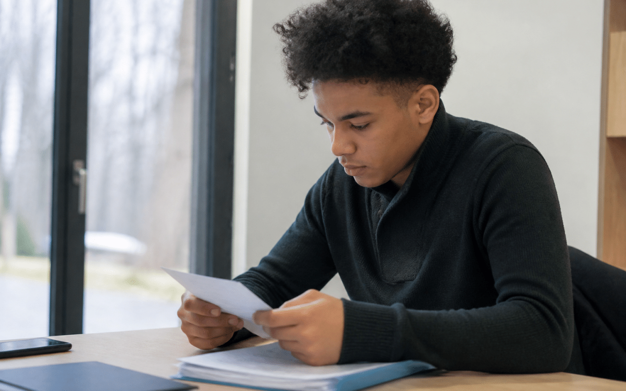 Adolescent tenant document administratif devant formulaire NIF
