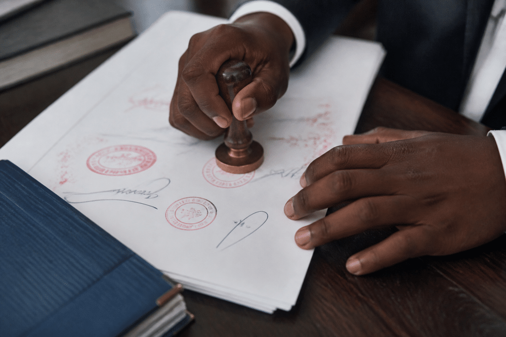 Document officiel avec tampon Journal officiel et signatures professionnelles