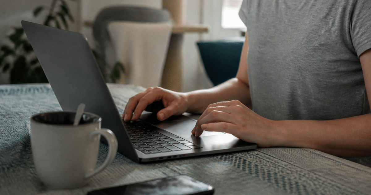 Ordinateur portable affichant formulaire allocation logement en ligne