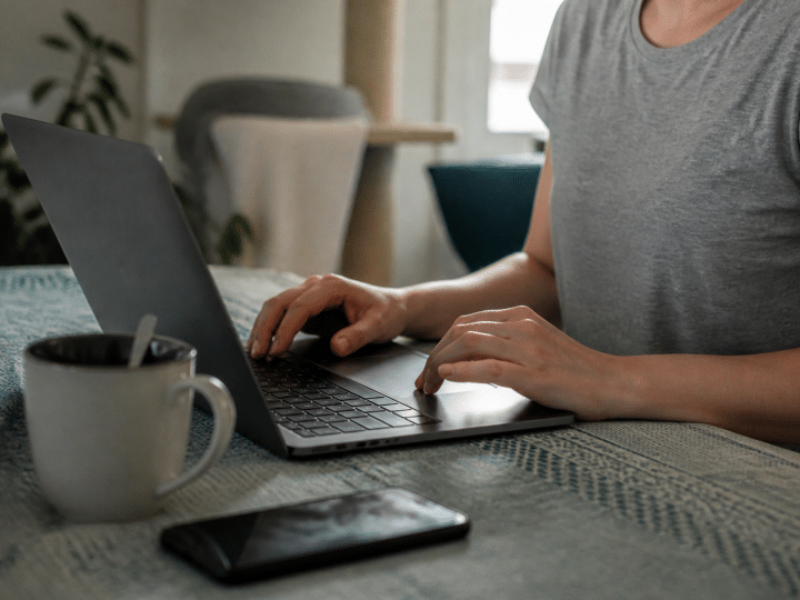 Ordinateur portable affichant formulaire allocation logement en ligne