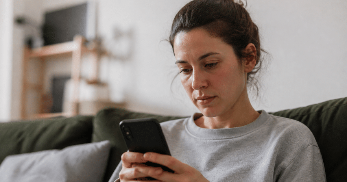 Personne consultant son téléphone avec compteur de followers visible