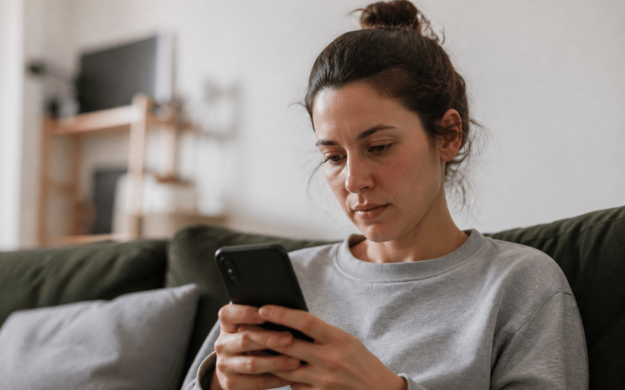 Personne consultant son téléphone avec compteur de followers visible