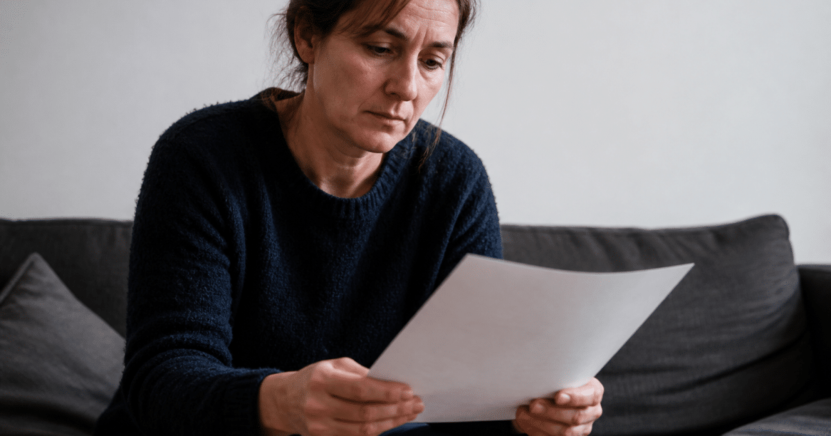 Personne assise tenant document administratif RSA vide.