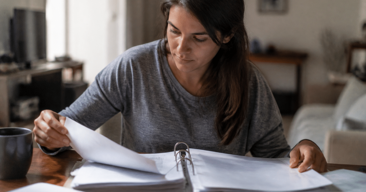 Personne consultant documents formation professionnelle sur bureau