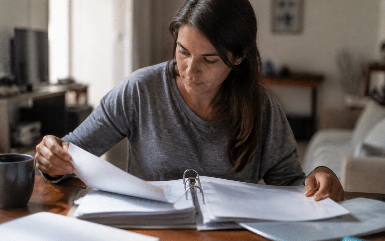 Personne consultant documents formation professionnelle sur bureau