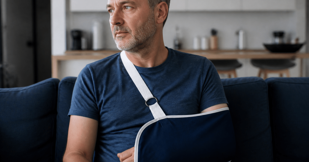 Personne immobilisée avec bras en écharpe de soutien