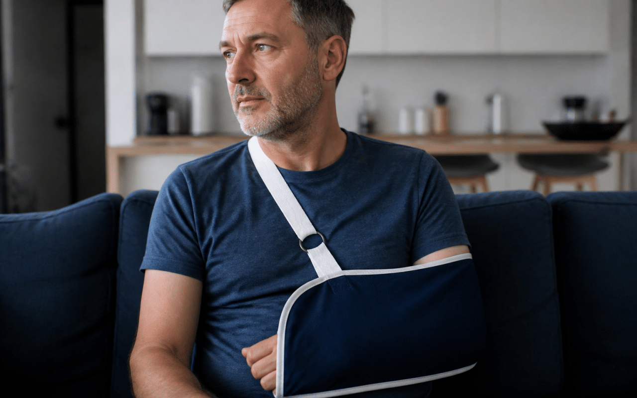 Personne immobilisée avec bras en écharpe de soutien