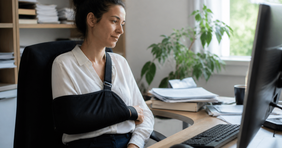 Personne immobilisee au bureau avec attelle de soutien