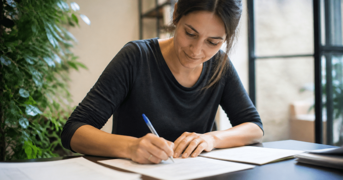 Personne signant contrat emploi permanent apres plusieurs documents temporaires.