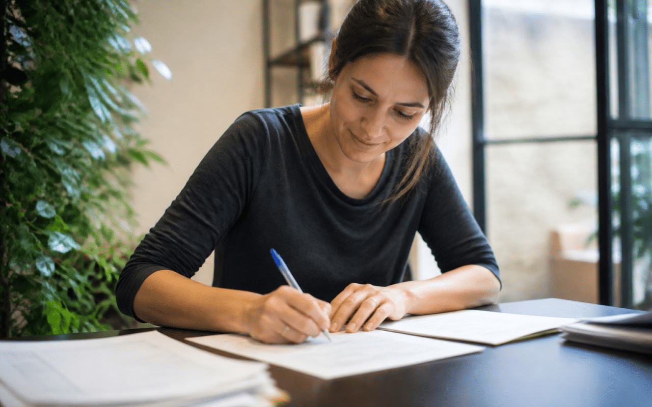 Personne signant contrat emploi permanent apres plusieurs documents temporaires.