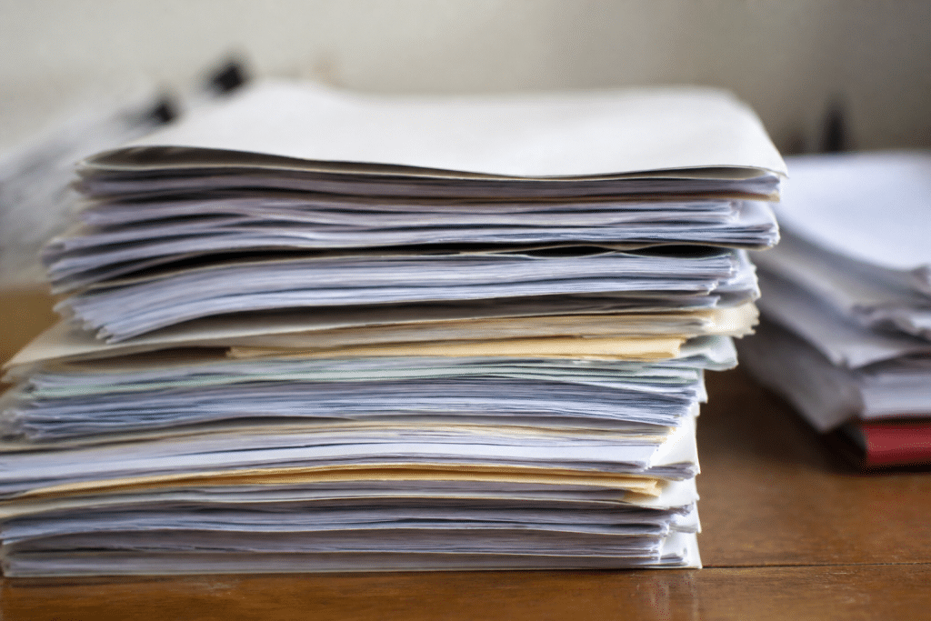 Pile organisee de documents officiels et formulaires papier.