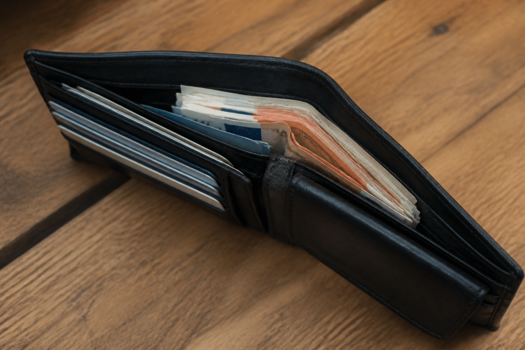 Portefeuille contenant billets euros et documents bancaires