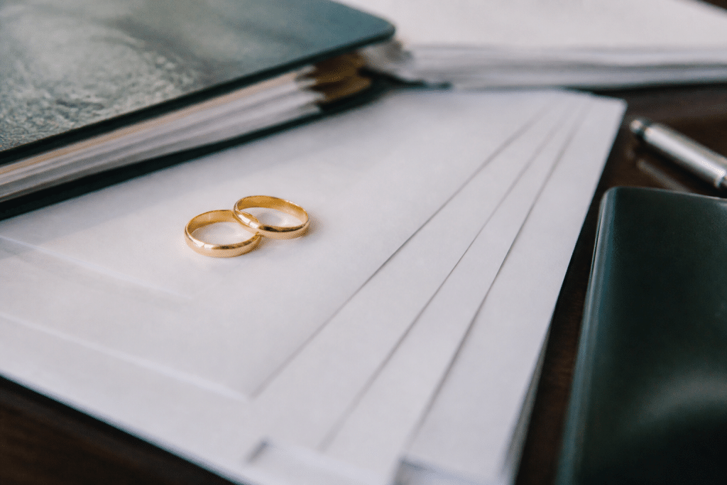 Deux alliances or sur documents succession et epargne bancaire