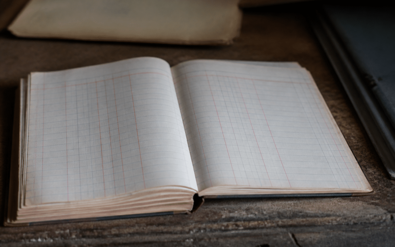 Registre comptable ouvert affichant colonnes creances et dettes