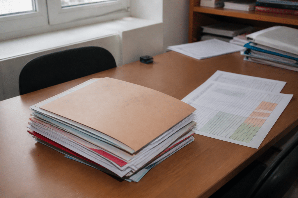 Dossier administratif avec documents manquants et calendrier scolaire