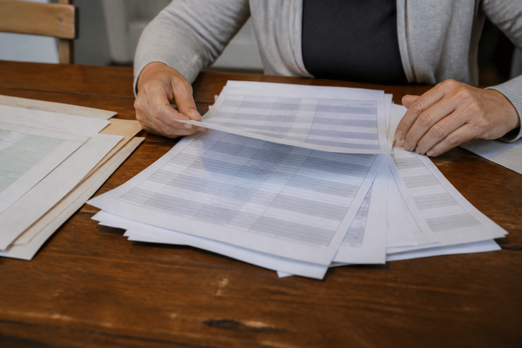 Bulletins de paie avec calculs de retenues et documents administratifs