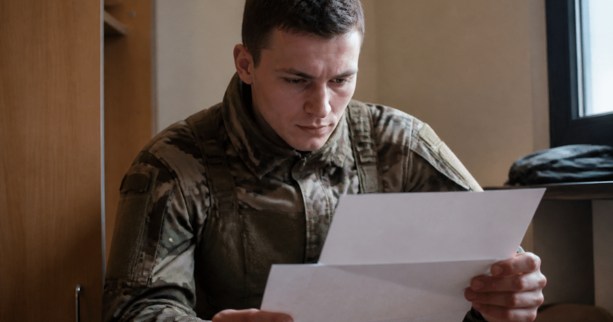 Soldat en uniforme militaire consultant document de paie