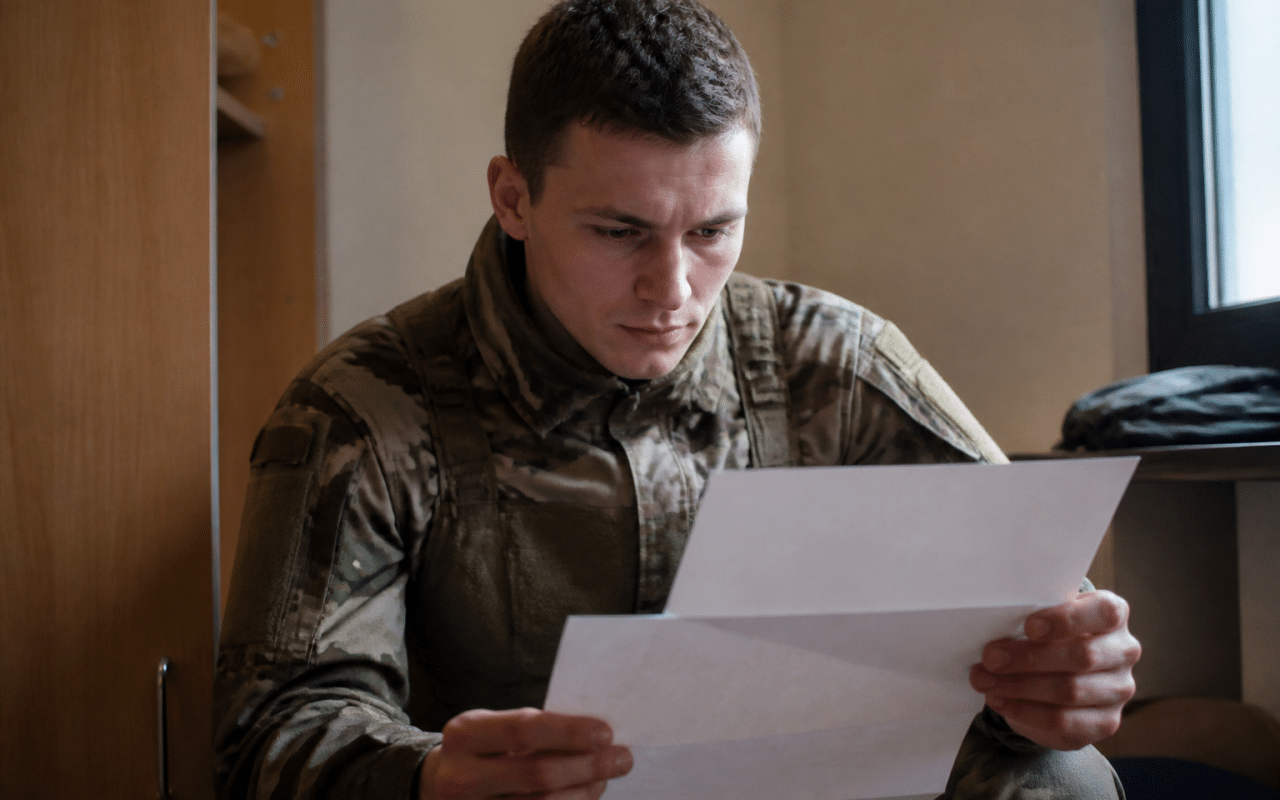 Soldat en uniforme militaire consultant document de paie