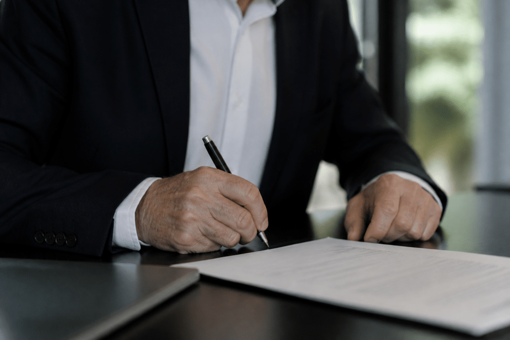 Stylo posant signature sur document contrat commercial blanc
