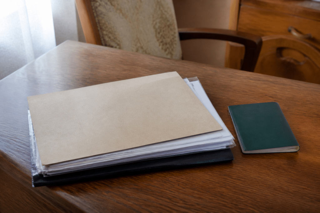 Documents successoraux et livret bancaire sur bureau