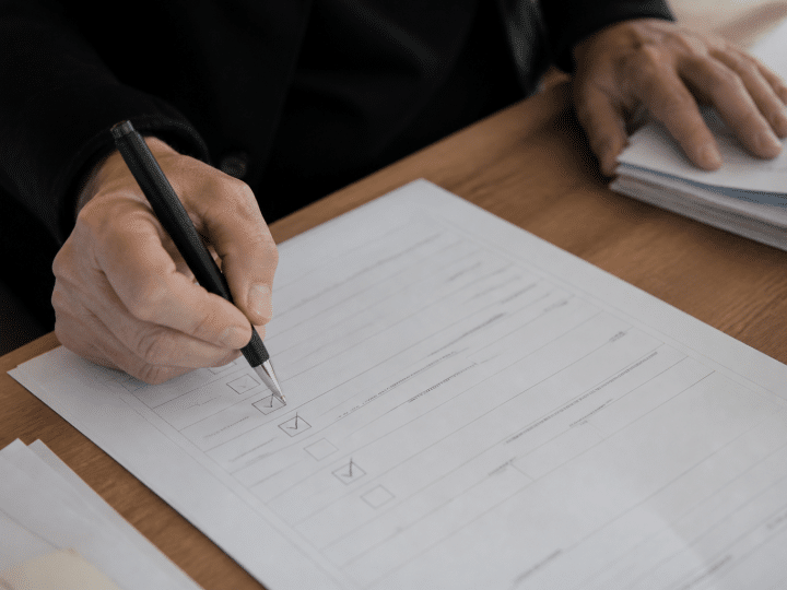 Document fiscal avec cases cochees montrant selections d'options imposables