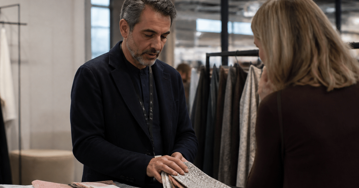 Vendeur presentant des produits dans salon client