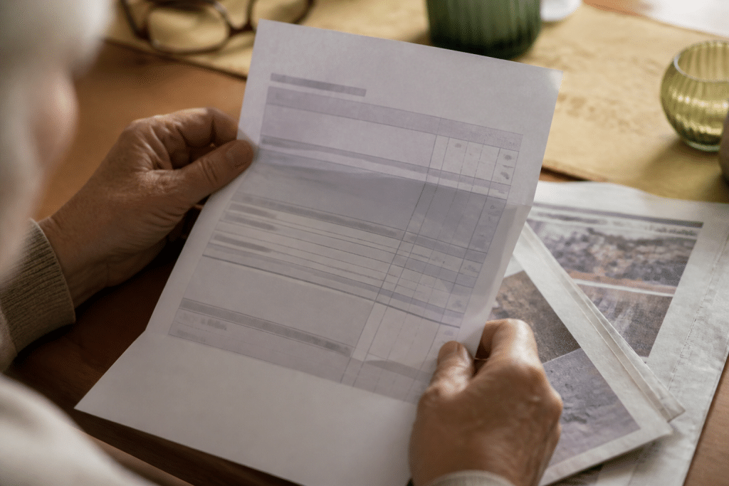 Document officiel avec date visible et journal comparatif