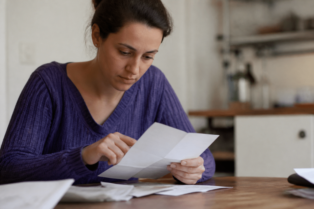 Personne verifiant coordonnees bancaires sur document officiel