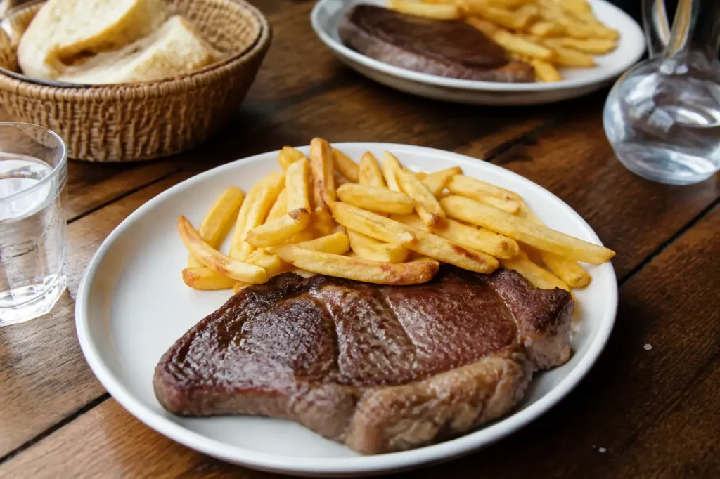 Assiettes de steak frites sur table en bois rustique