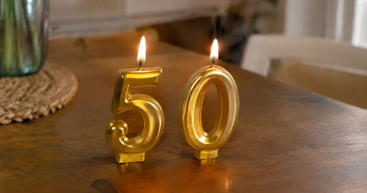 Bougies dorees formant le chiffre 50 sur table