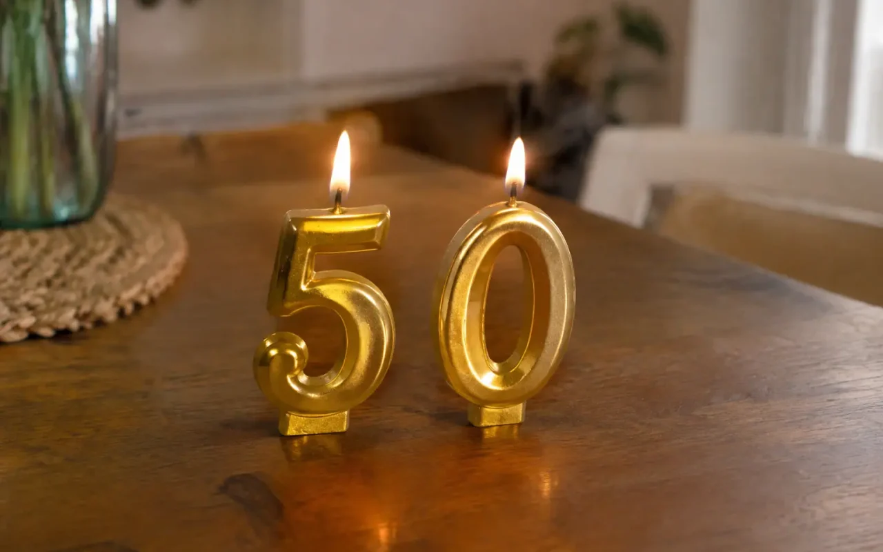 Bougies dorees formant le chiffre 50 sur table