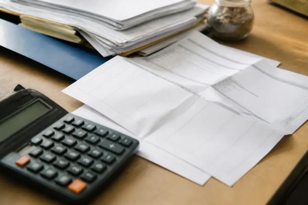 Bulletin de paie et calculatrice sur un bureau