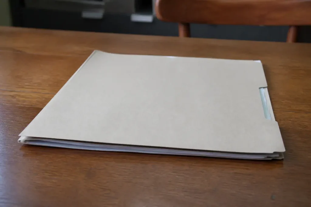 Document administratif posé sur un bureau en bois