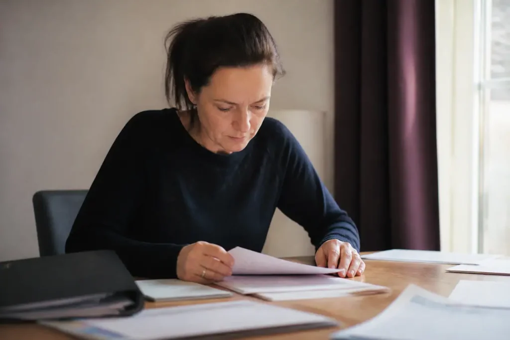Personne consultant des papiers administratifs sur un bureau